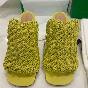 New in box Bottega Veneta Yellow Woven Leather Board Mule Size 5